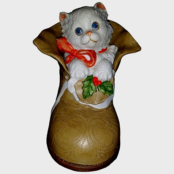 VINTAGE G G SANTIAGO CHRISTMAS COLLECTIBLE. A White Kitten in a Shoe! - Picture 4 of 12
